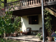別館の客室テラスの一例　VILLA ACHAN THONG DY