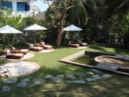 中庭のテラス　VILLA ACHAN THONG DY