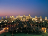 ライトアップされた外観