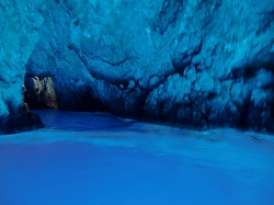 ヴィシェヴォ島にある青の洞窟