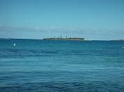 【写真右】ここからタクシーボートで約5分のカナール島が見えます☆