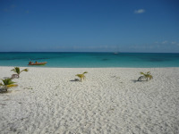 【写真左】サラサラの白い砂が眩しいパラディ・ド・ウベアのビーチ