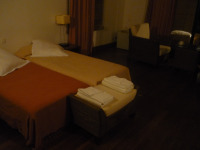 【写真左】パラディ・ド・ウベアの室内。ベッドは小さめだけど部屋は広々