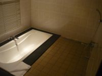 【写真右】浴室のシャワーは嬉しい日本式。浴槽も広々