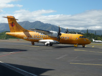 【写真中】オレンジの機体がかわいいエア・カレドニアのプロペラ機
