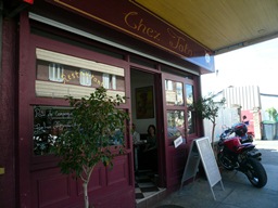 【写真中】ヌーメア市内の人気フレンチレストラン「シェ・トト」