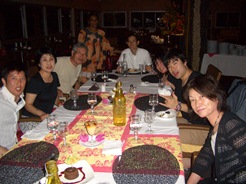 【写真左】「ホテル・クブニー」のレストランでディナー