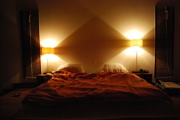 【写真左】ベッドもこころなしかロマンティックに見えます