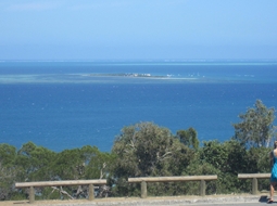 【写真右】市内観光時にヌーメアから見たメットル島