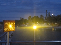 【写真右】夜の桟橋。写真ではイマイチなんですが、月がとっても大きく感じられます！