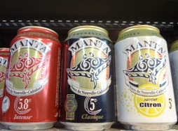 【写真左】「MANTA」ビール。ダイバーのお土産にいかが？