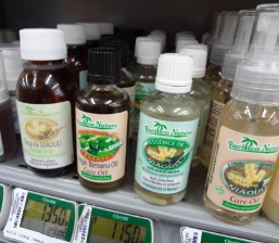 【写真右】ニューカレドニア原産の「ニアウリ」オイル。現地では万能薬だそうです
