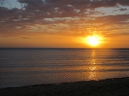 【写真右】ブーライユからの夕日。グリーン島行くなら、その後は近くの「シェラトン デヴァ」宿泊がオススメです