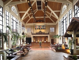 天井の高いロビー