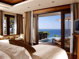 プールスイート　ベッドルーム