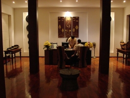 こぢんまりとしたレセプション