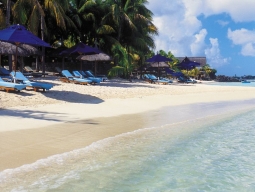 ホテル前のビーチ