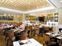 レストラン「Nineteen」