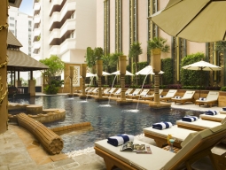 ホテルの屋外プール