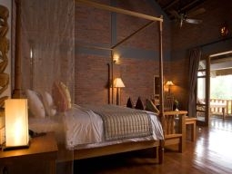 ハネムーンバンガロー（大理石でできた開放的なバスルームがあります）