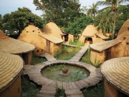 土でできた印象的な概観を持つアーススパ。スパのレベルの高さはタイでも１、２を争うと思います。