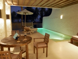 デュープレックスプールスイートは１階部分にプールがあります。プールの大きさはプールビラより若干小さくなります。