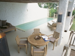 こちらは昼間の様子です。プールサイドでのプライベートディナーのアレンジも可能です。（別途料金）