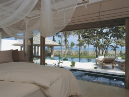 プールビラスイートはベッドルームとリビングルームが分かれています。プールも通常のビラより大きくなります。