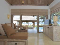 プールビラスイートのリビングルームです