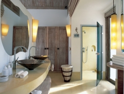 プールビラスイートの洗面台。ベッドルームにあります。