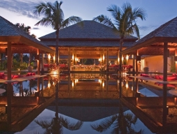 リビングルームレストラン。ハイダウェイ宿泊のお客様は他に隣接のエバソンホアヒンの施設（メインプール、レストラン）も利用することができます。