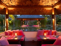 リビングルームレストランでは、朝食のビュッフェのほか、昼、夜のアラカルトメニューが提供されます。特に「バランスドキュイジーヌ」という健康をテーマにしたメニューが特長です。