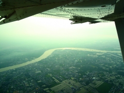 セスナはジェット機よりも低空飛行のため、上空から地上の様子をよく見ることができるのも楽しみの一つです。