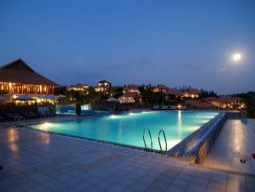 夜は美しくライトアップ