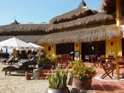 プールサイドのテラス席