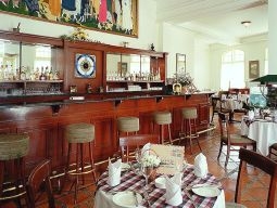 バー：レストランの隣にはバーもあります。