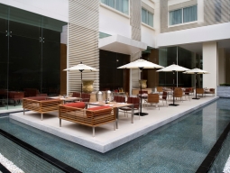 MoMo Cafe（テラス席あり）