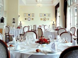 レストラン：朝食はゴルファーのために05：30からオープン。眺めもよく何よりおいしいです！ 