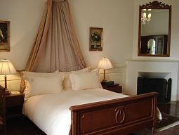 DLXルーム客室：DLX以上の部屋には暖炉も設備されています