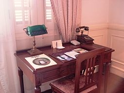 調度品：クラシックな電話は本当に使えます。