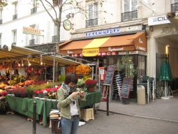 ホテル前のマルシェ