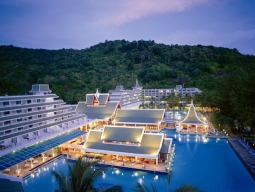 プールに囲まれたレストラン