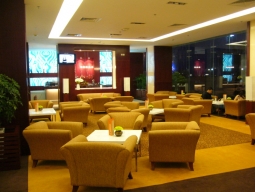 落ち着いた雰囲気のロビーバー