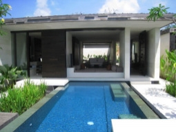 プール側から見た室内