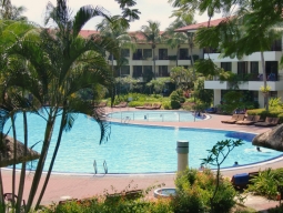 姉妹ホテルホリディヴィラのプール