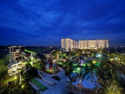 ウォーターパーク外観-夜