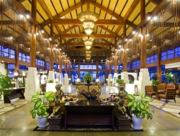 オープンエアのロビー