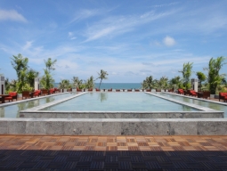 ロビーより海を眺める