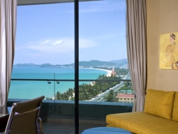 全室オーシャンビューの広い窓