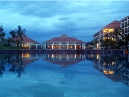 夕刻のホテル全景